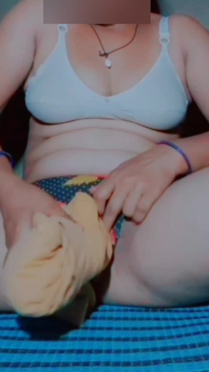 TricolorMusic3: Seksi Hintli kız mastürbasyon yapıyor