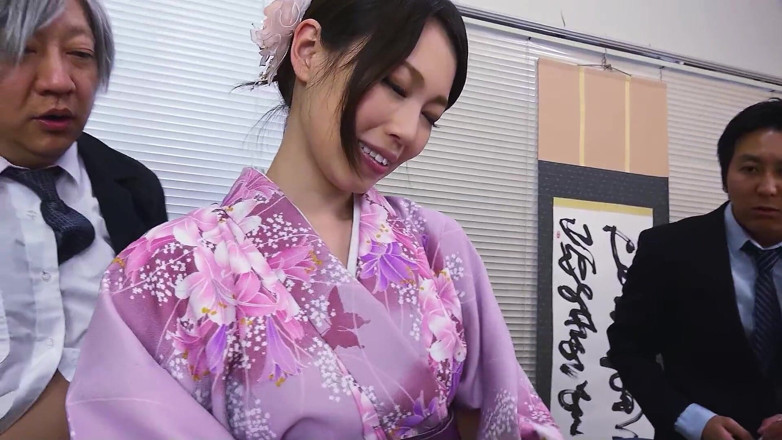 Asian porn collection: Szefowie pieprzą napalone chuda azjatycka nastolatka Misaki i spust w...