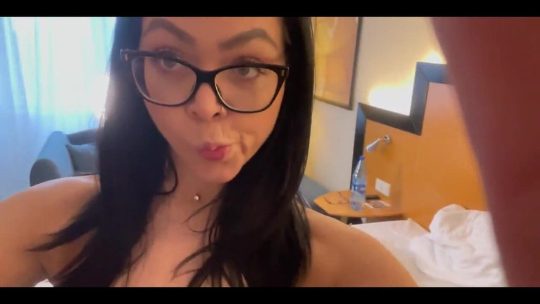 Shione Cooper: セクシーなドレスとストッキング