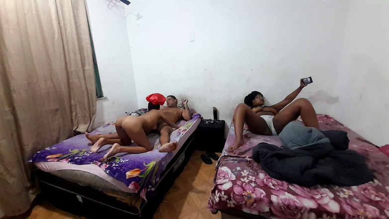 Bebes vagabundas: Baise devant sa demi-sœur