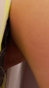 Tante seksi dengan stoking jala dientot habis-habisan sama kontol ngaceng di gloryhole
