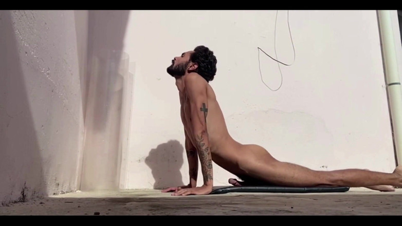 arabeputo: Peregangan pagi-pagi sambil menganga lebar.