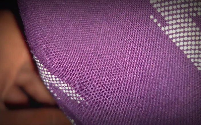 Housewife 69: Fofa indiana brincando com o pau do marido antes de...