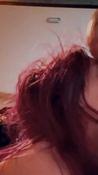 Sie gibt mir einen schmutzigen blowjob auf meinem gepiercten schwanz auf der Fähre. Ich komme in ihren mund und küss sie, lecke das sperma
