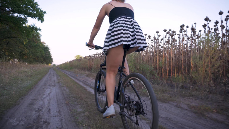 Teasecombo 4K: Свечу задницей во время скачки на велосипеде под юбкой