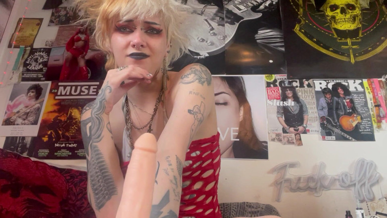 Glitterqueen1999: Vreemdgaande gothic-vrouw cuckt je kleine lul