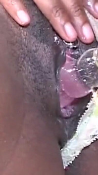 İki doyumsuz zenci orta yaşlı seksi kadın büyük oyuncakları paylaşıyor