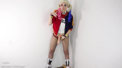 Brooke Dillinger: Futa Harley Quinn si hladí ptáka