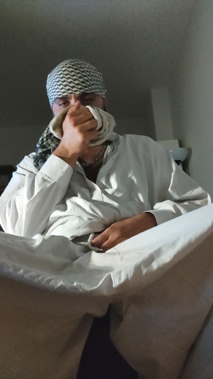 SmokedAlloy2: Dirtyjunkbro vêtu de vêtements afghans, chaussettes de pont pissent dedans...