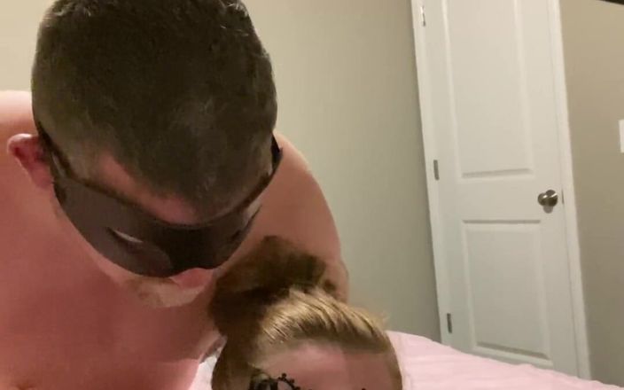 Gushing88: Fru suger BBC dildo medan hon knullas bakifrån