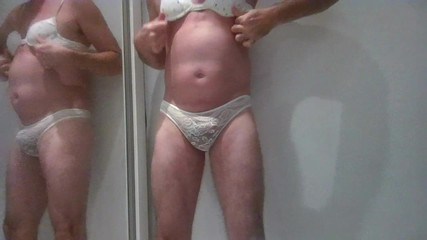 Alan Long: Scendendo le scale dell'edificio nelle mie mutandine!