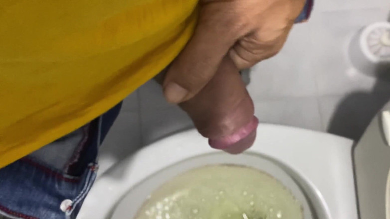 Latin mature king: Une grosse bite pisse dans la fonction publique