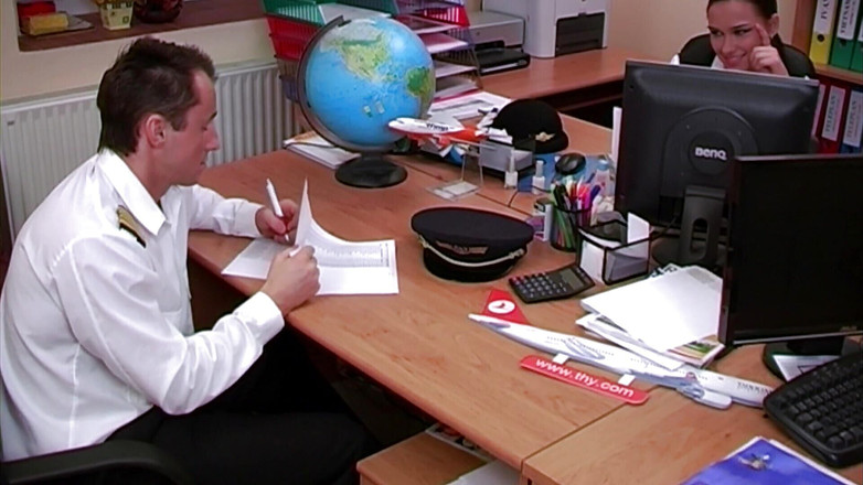 Alfacontent: Gadis jerman rambut gelap dientot di kantor