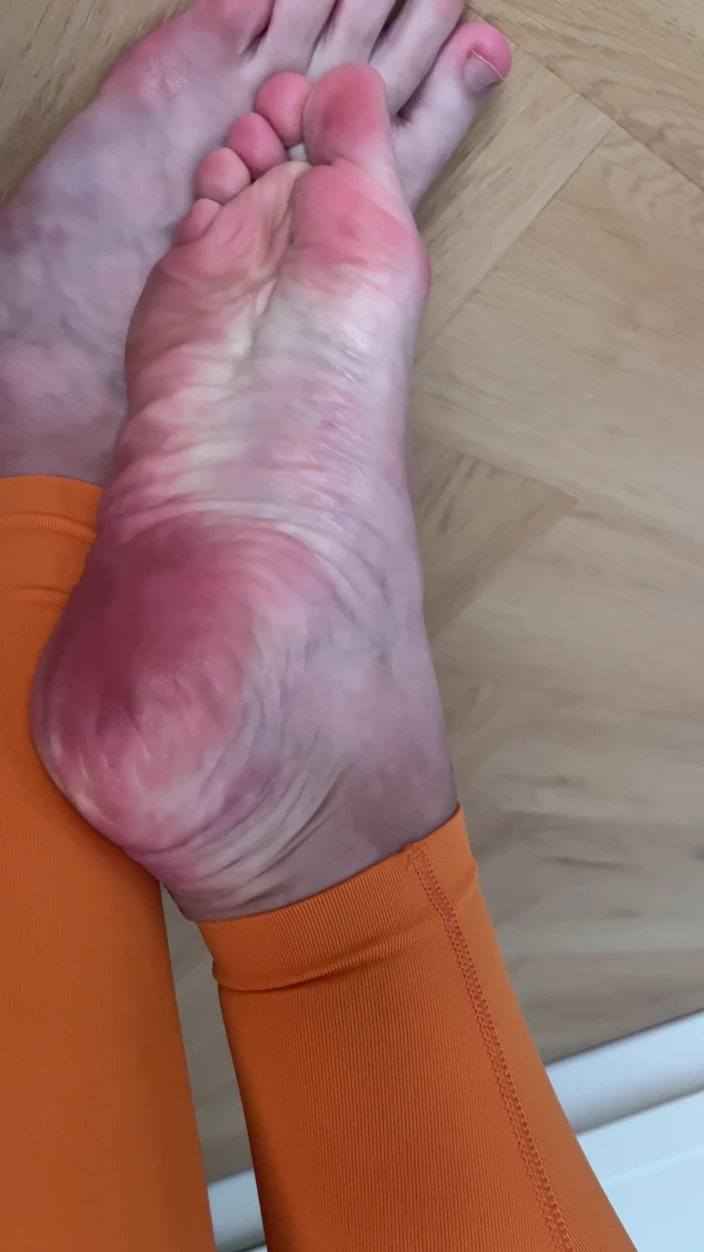 Feet: Foot Show în șlapi