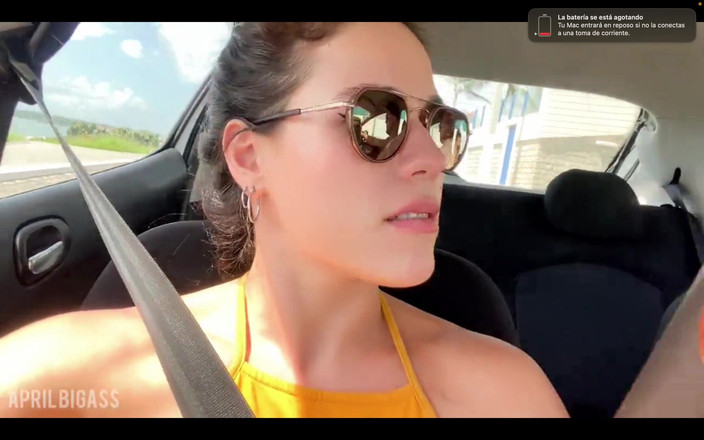 April BigAss: Chcaní do auta, můj nevlastní otec to už nevyveze a...