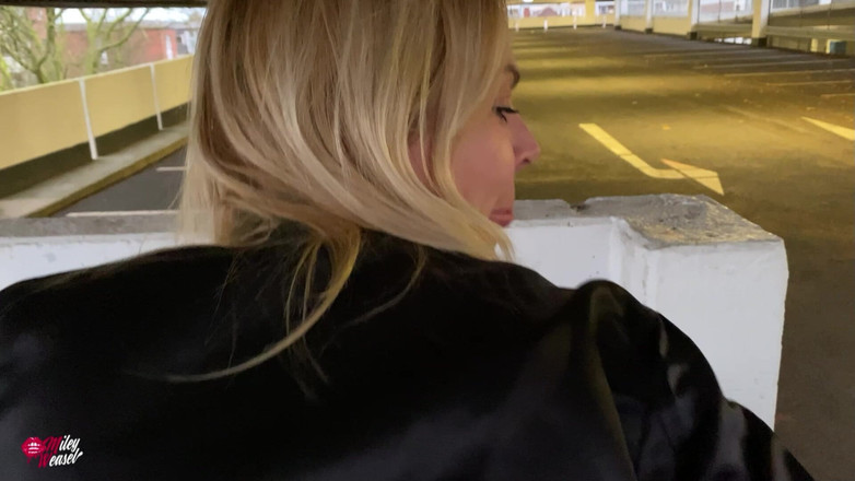 Miley Weasel: かわいいブロンドのビッチが人前でリモコン操作!!