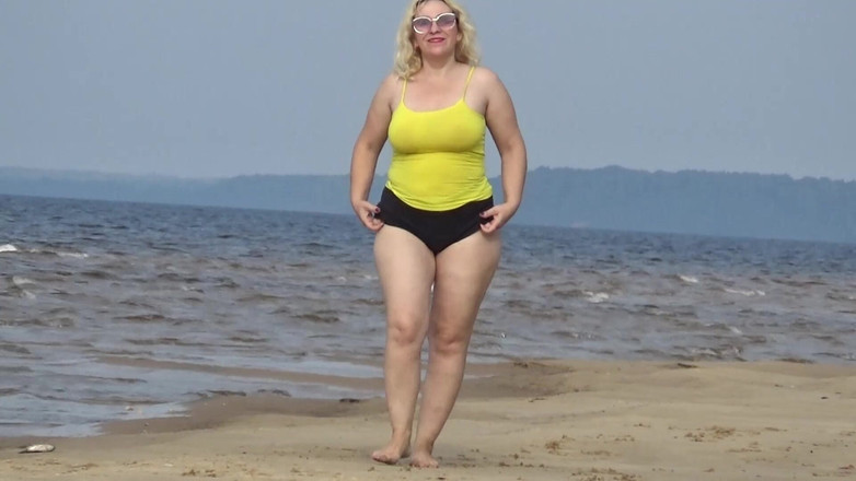 RedRoseRus: Großer Po in Mini-shorts - Spaziergang Am Strand.