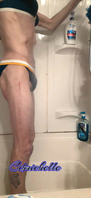 Crossdressers Cd Michelle wearing sexy lingerie: Travestiet Cdmichell draagt een blauw tweedelig badpak