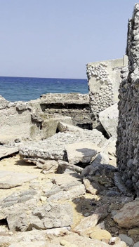 La perverse Monika Fox a détruit des trous avec un gros gode sur fond de ruines dans l’océan Atlantique