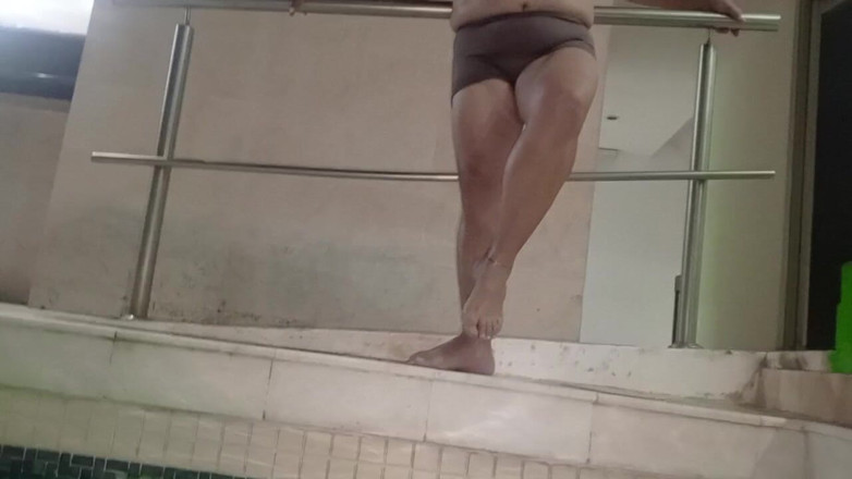 Milfta boohot: Feticismo del piede la mia matrigna li modella nella piscina...