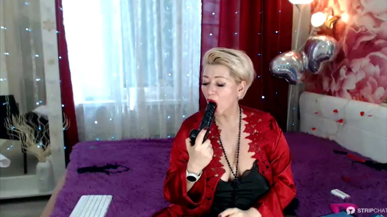 AimeeParadise: Quente madura russa gordinha prostituta com vibrador na bunda