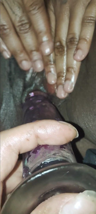 Acariciando su coño con el consolador!