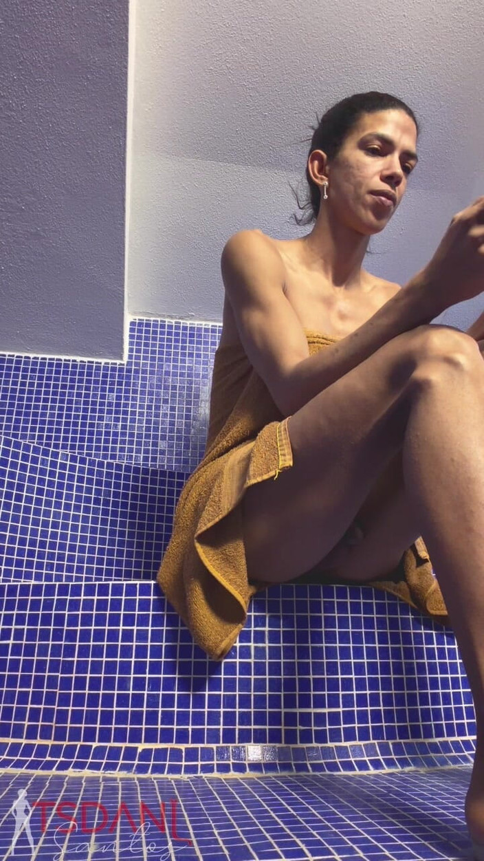 Tsdanisantos1: 마른 욕조에 있었고, 나는 그곳에서 잠시 정신을 돌리려고 있었다.