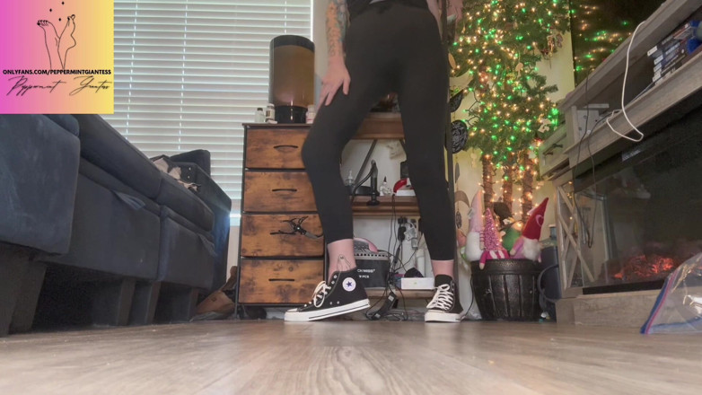 Peppermint Giantess: 67 Uriașă înghesuie dimensiunea 16 picioare în dimensiunea 14 Converse