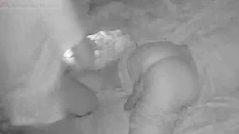 AmateurBoysPissing: Il Figliastro Arrapato Beccato in Cam a Giocare Con Il...