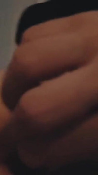 Chico amateur: estira su culo con un tapón anal