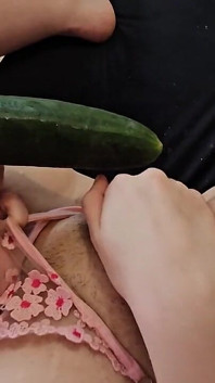 O Küçükte Sebze Parmakları Poposunda Pembe İç Çamaşırı İçte