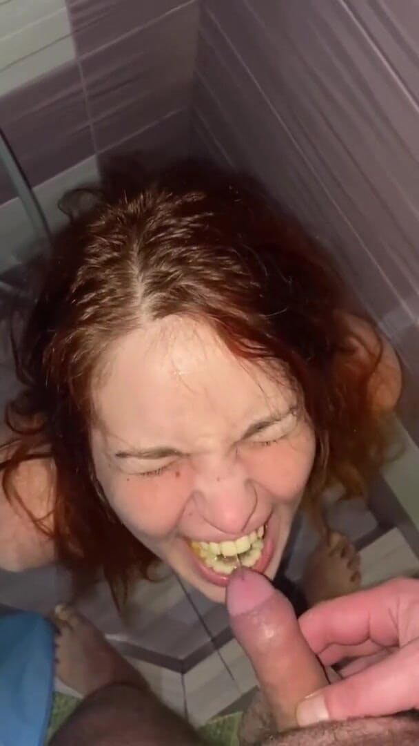 Elena917: Elle crache sur le visage, pisse dans sa bouche puis...