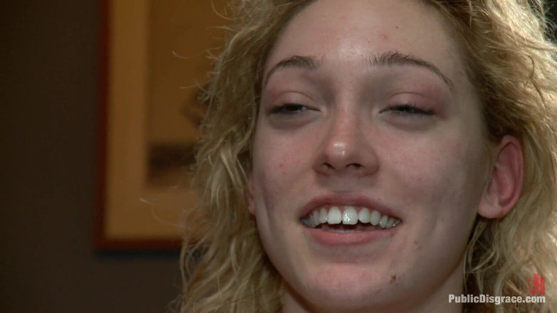 Public Disgrace by Kink: Une superbe blonde de 20 ans se fait baiser et dégrader