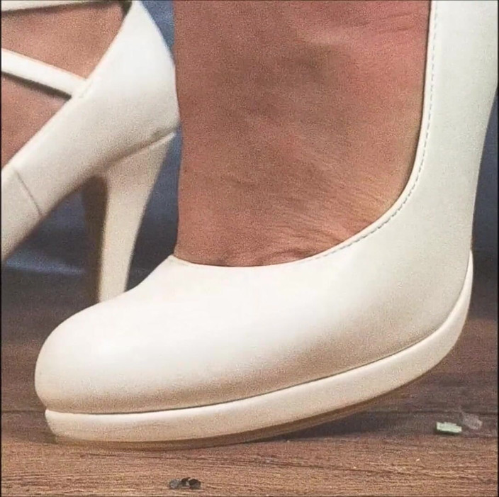 Haydee Rodriguez: Giantess Haydee Rodriguez in White High Heels