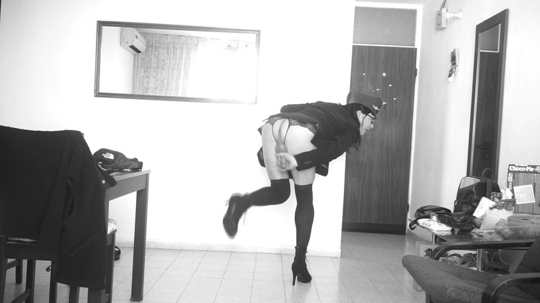 Voyager: 그녀는 부끄러움 없이 모든 매력을 뽐낸다