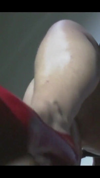 Muslos gruesos y tacones rojos.