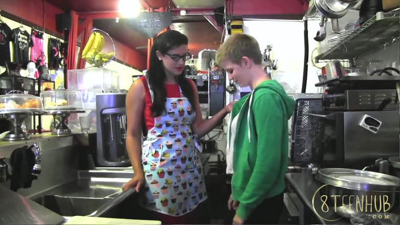 8TeenHub: 8teenhub - Penny Barber和alani pi在厨房认识的熟女