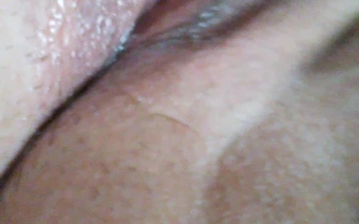 Chubby Sex Symbol: Gordinha puta masturba sua buceta molhada