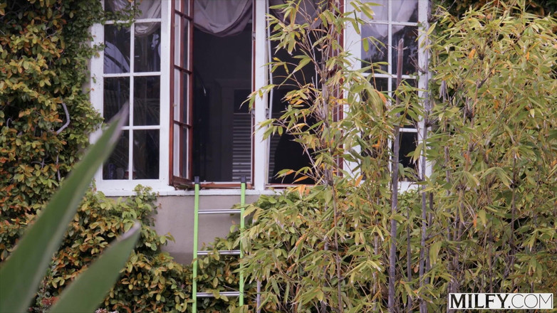 Milfy: Milfy bombe MILF Holly betrügt ehemann mit jungem hengst