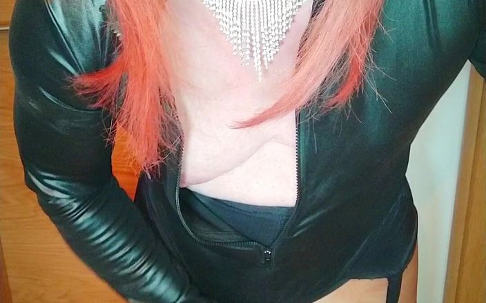Emma Browne: La trans in pvc in calze e le calze sborra