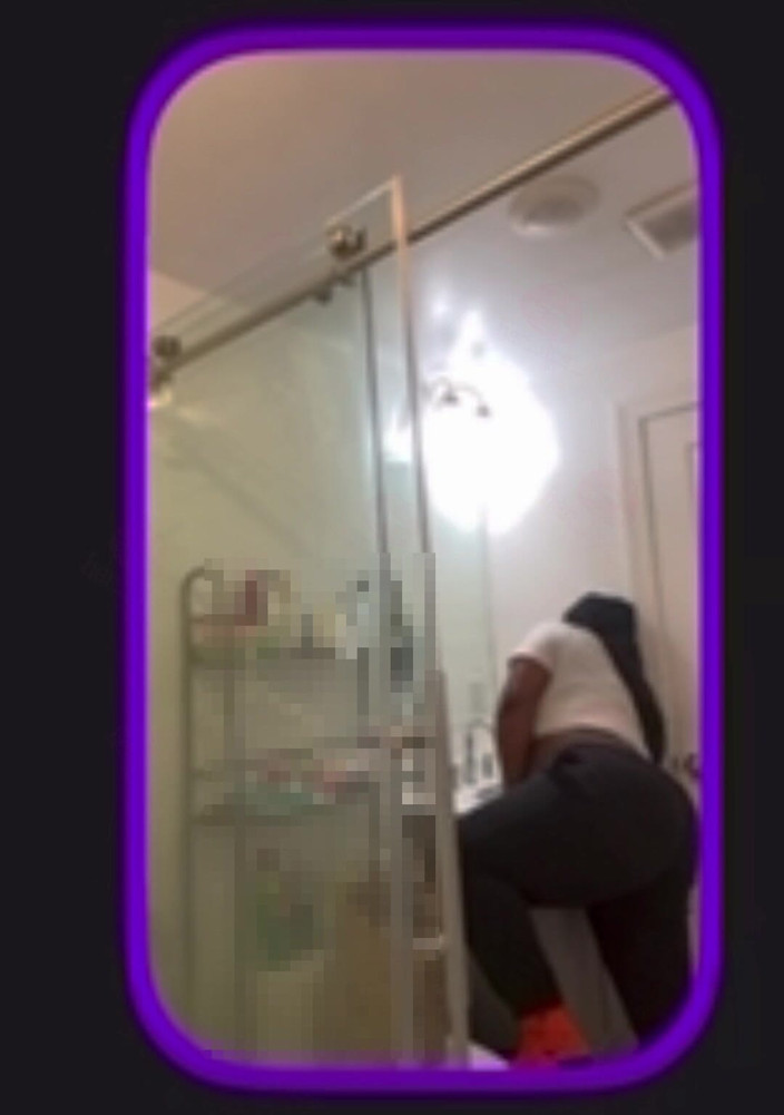 Anye Meshell: Мммм, ці неслухняні чоловіки дивляться на мене під час відеодзвінка