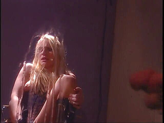 Home Alone and Horny: Masturbující blonďatá děvka se pro tebe tvrdě udělá