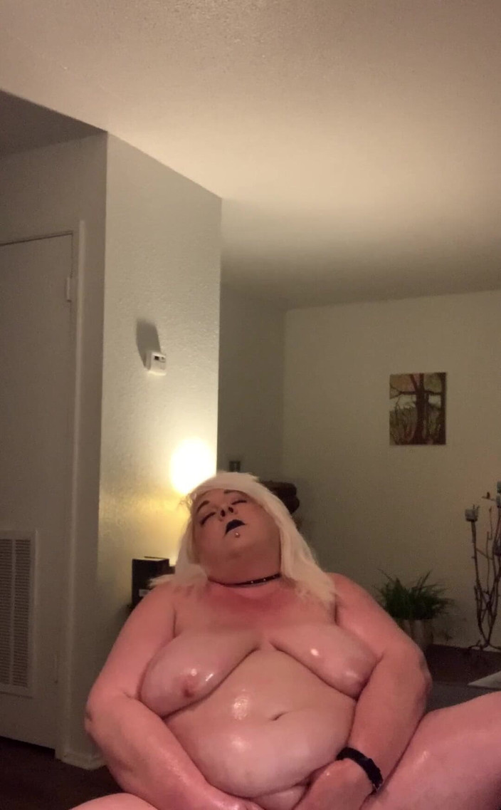 BlancaGirlBBW: "Je me fait huiler pour toi !!"