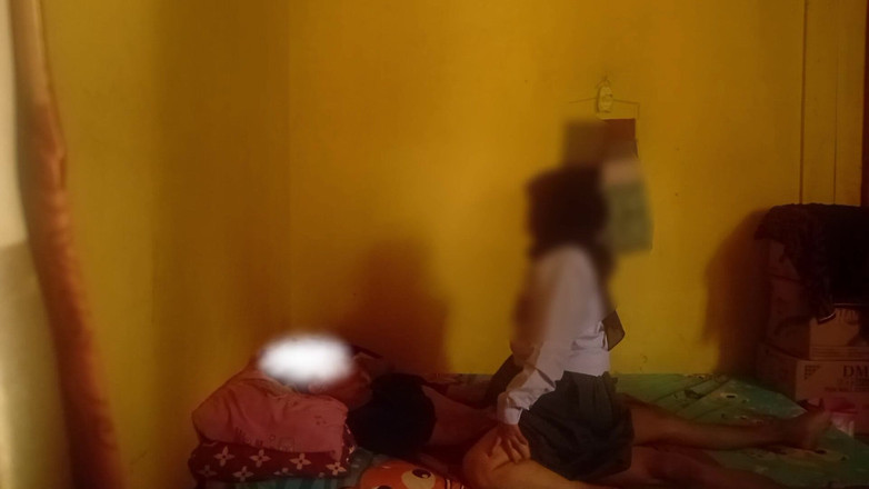 Famly sex: Подросток приходит домой из колледжа в отчиме-отчиме, когда никого