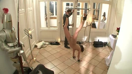 La schiava vuole giocare con pinze e fruste fino a quando non deve pisciare