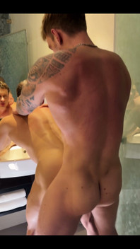 Siapa yang lebih baik: Justin tatu-atlit atau perempuan jalang Kris yang taat?