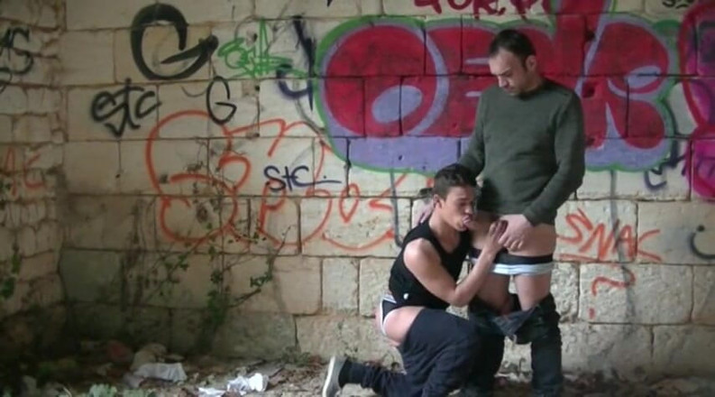 Gaybareback: Twink 20letá ošukaná bez kondomu a cremapie od top XXL