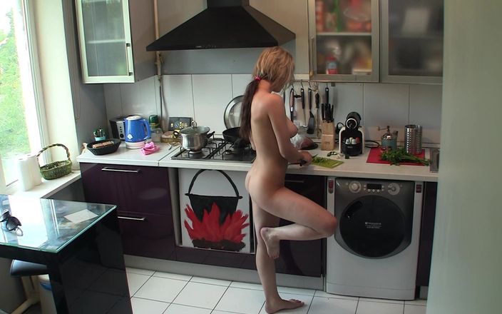 Milfs and Teens: Ragazza nuda in cucina