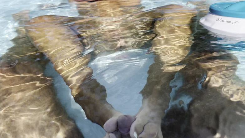 fantasycouplexxx: Fille excitée - footjob et pipe se termine par du sperme...