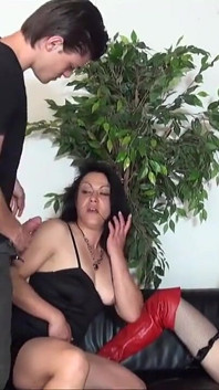小さなおっぱいのクーガーブルネットが輪姦で二重膣を差し込む